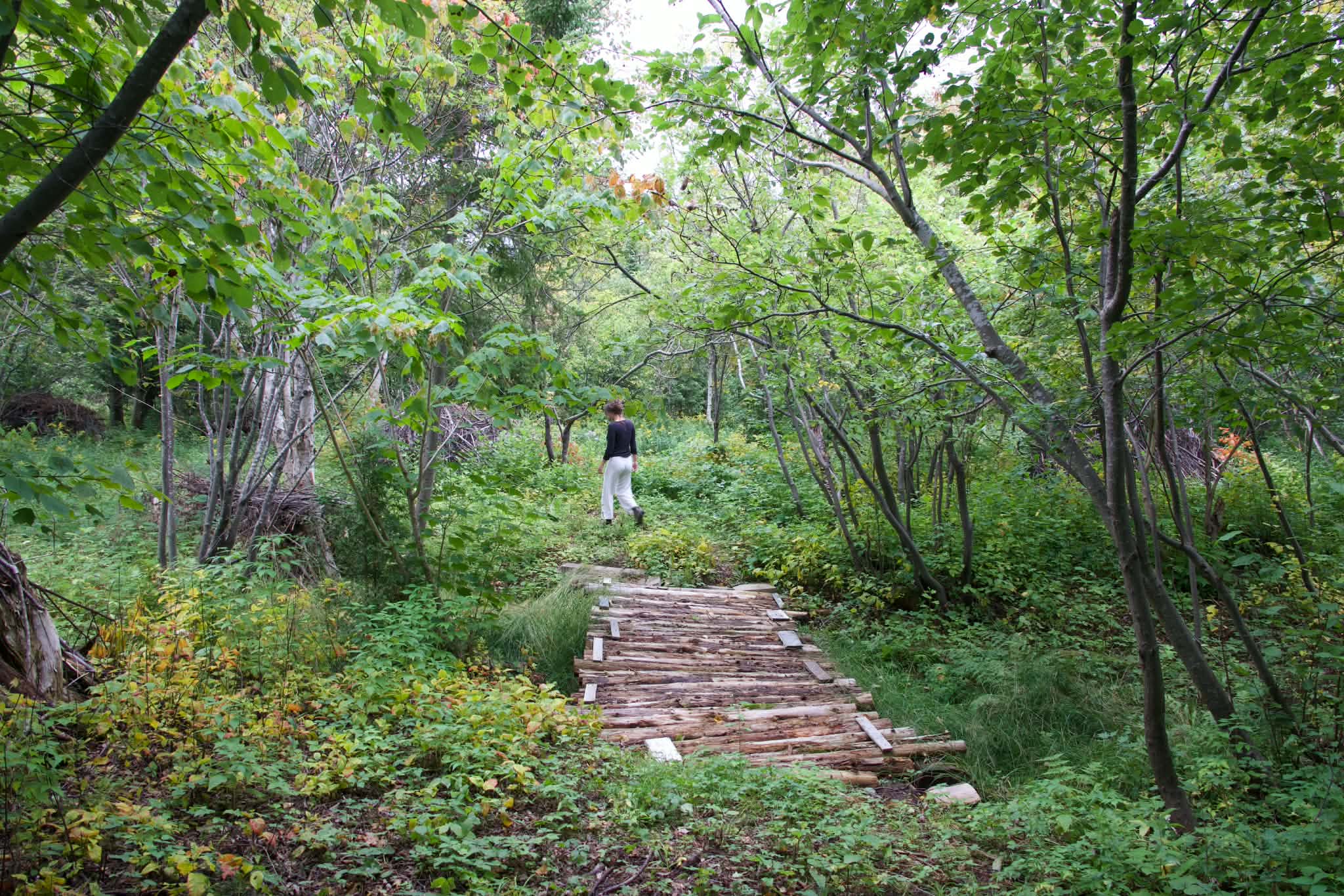 Noémie qui traverse un pont